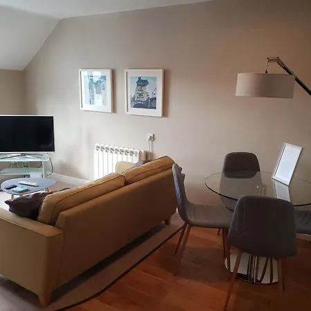 On Windermere, Excellent For 4 With Parking Apartman