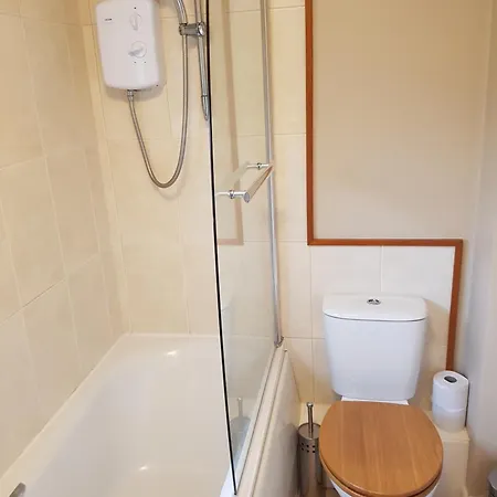 On Windermere, Excellent For 4 With Parking * Bowness-on-Windermere