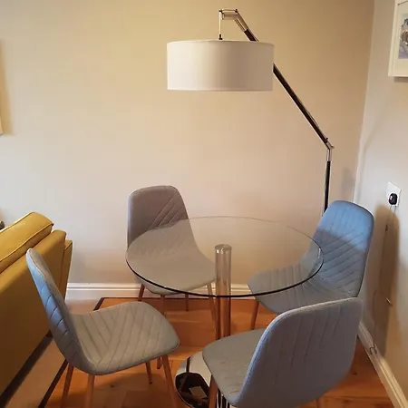 On Windermere, Excellent For 4 With Parking アパート