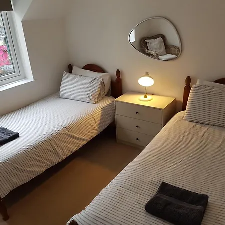Apartment On Windermere, Excellent For 4 With Parking *