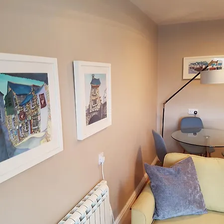 Apartment On Windermere, Excellent For 4 With Parking *
